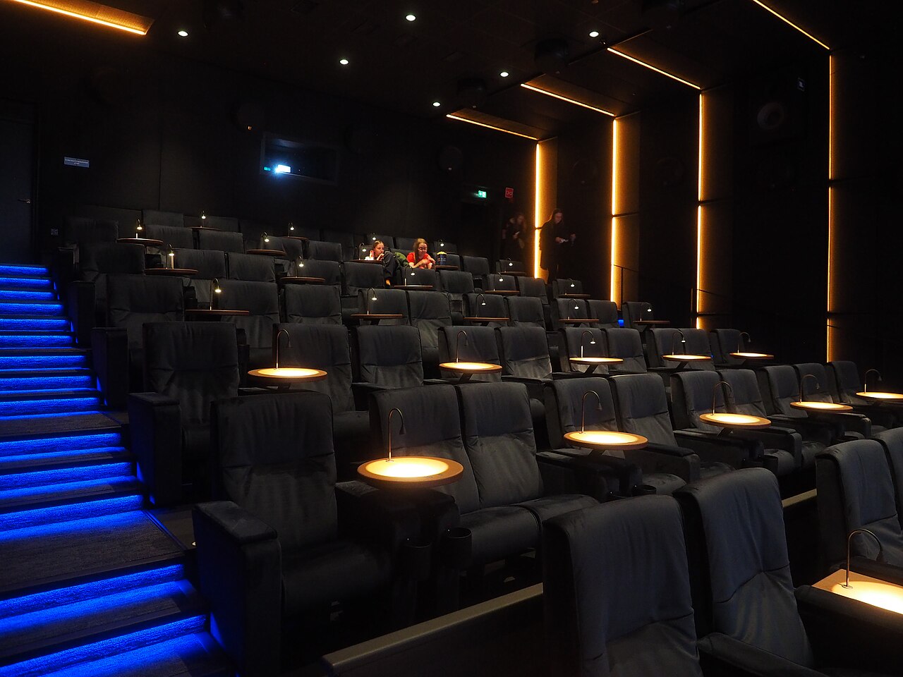 Loş sinema salonu
