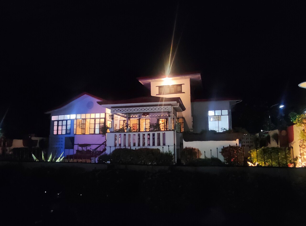 Gece ışıkları yanan ev