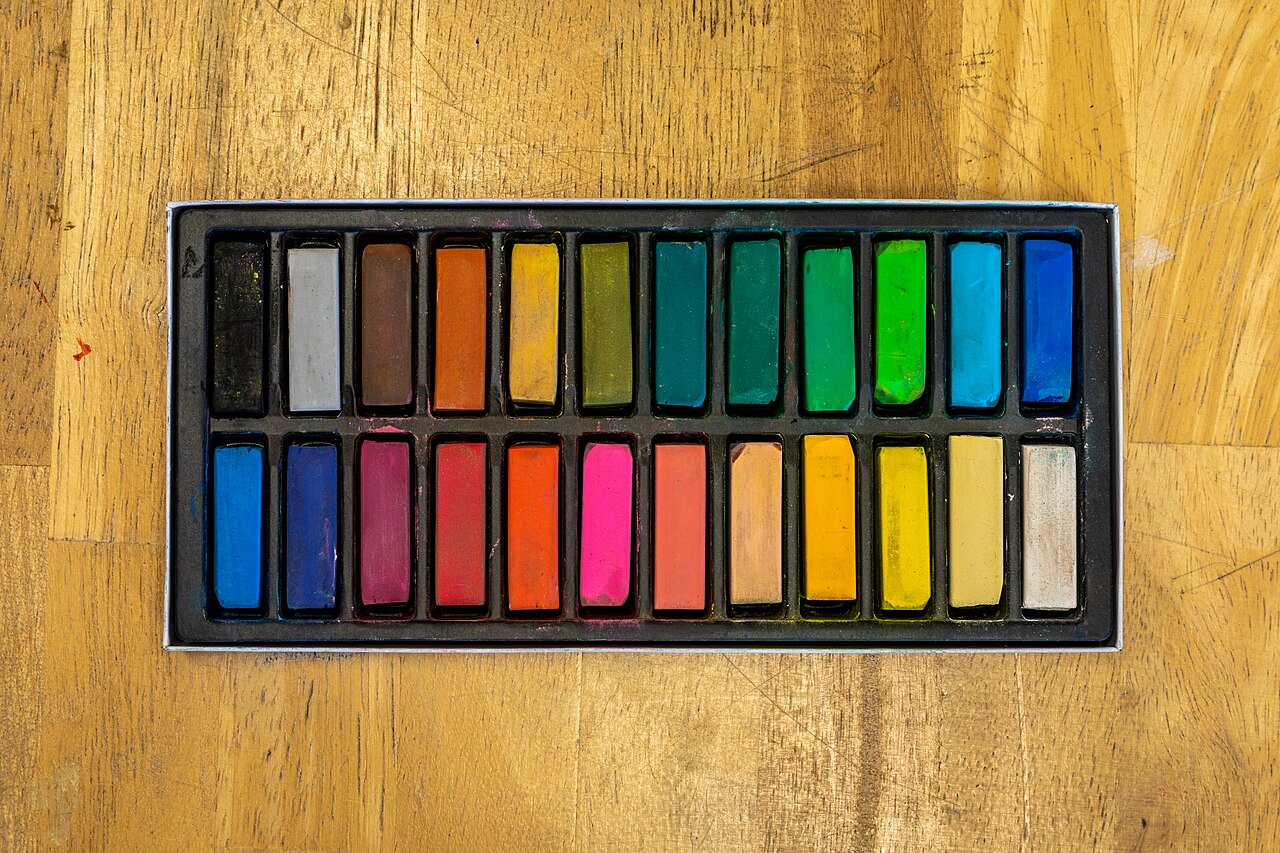 Ahşap masada kullanılmış pastel boyalar